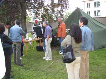 Bes&ouml;kare vid t&auml;ltet