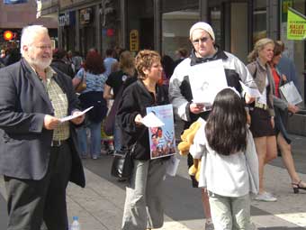 Flygbladsutdelning p&aring; stan